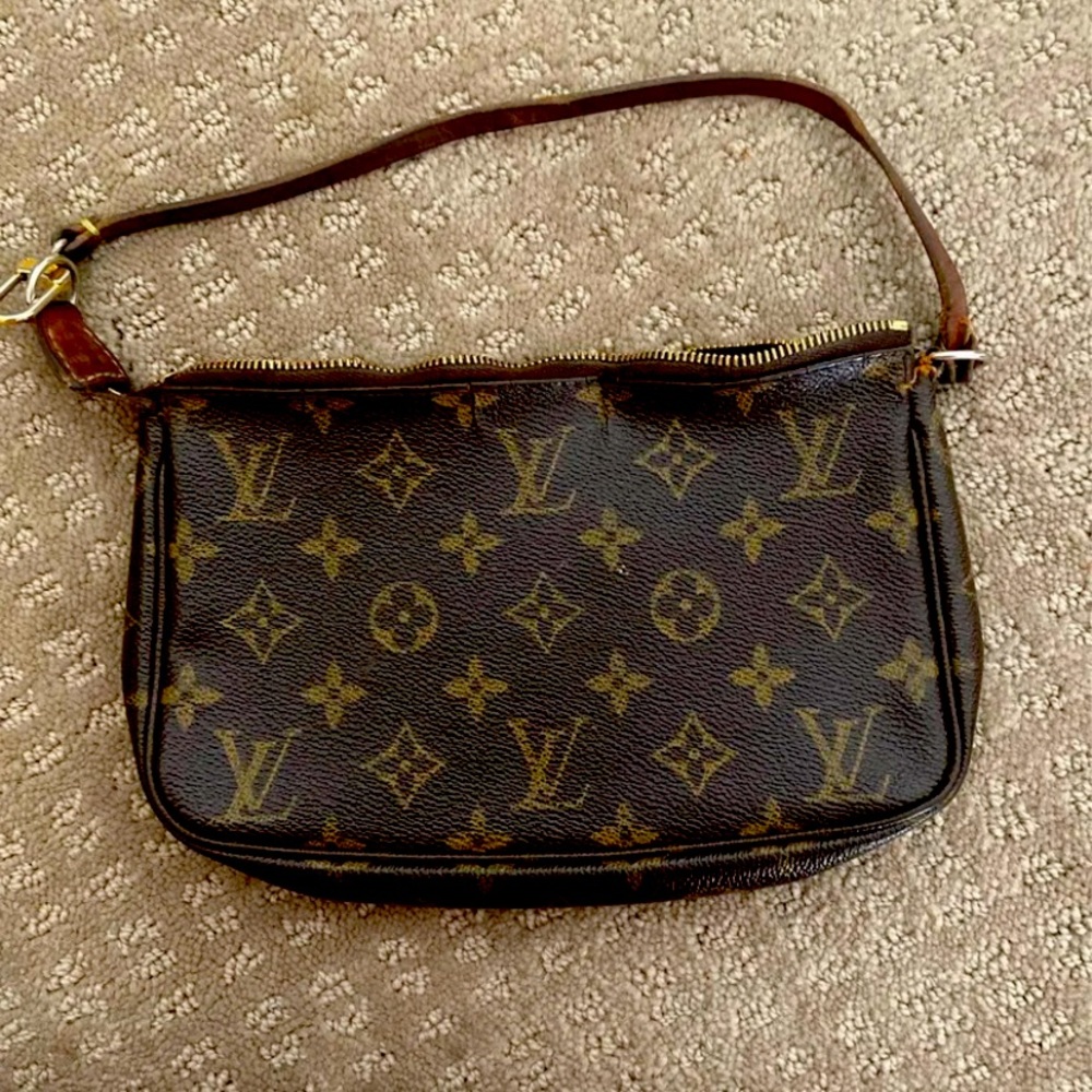 AUTHENTIC Louie Vuitton Pochette